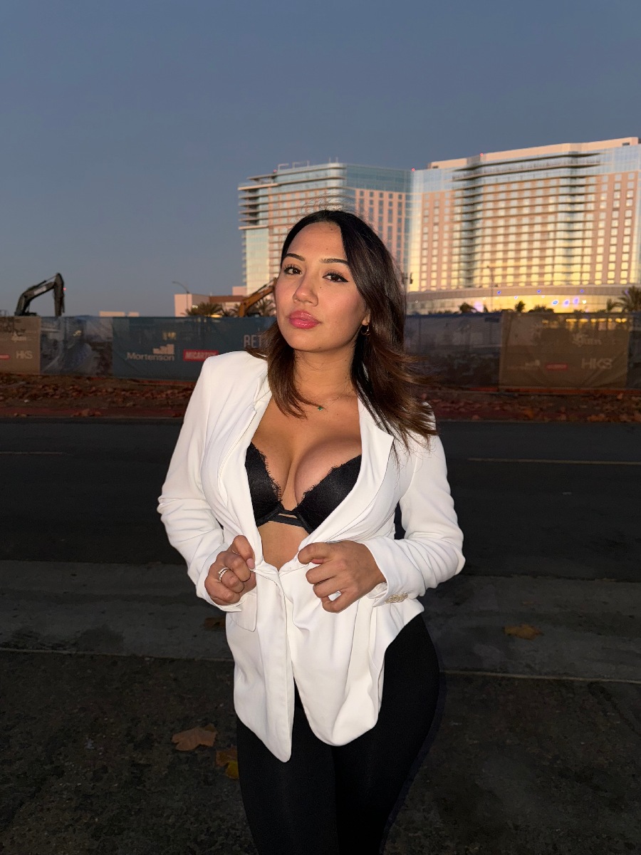 Take a pause and enjoy Ali Cruz — streaming from Maceio